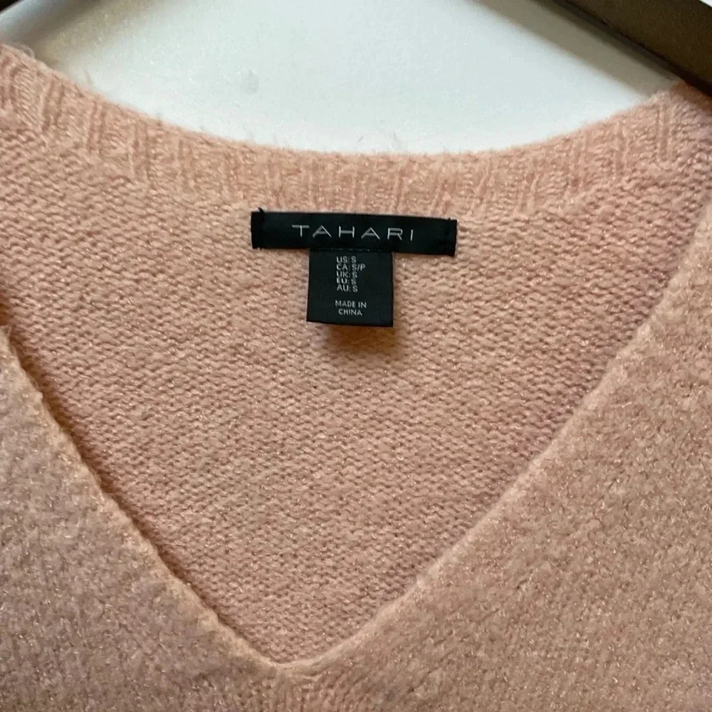 tahari neck